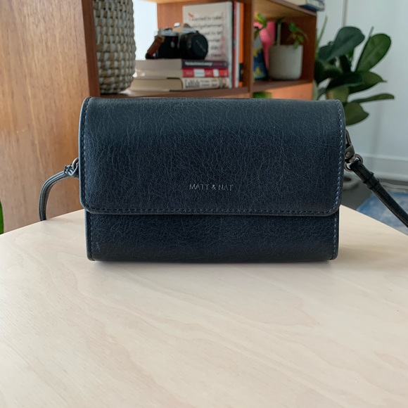 Matt & Nat Small black crossbody purse - Picture 1 of 3